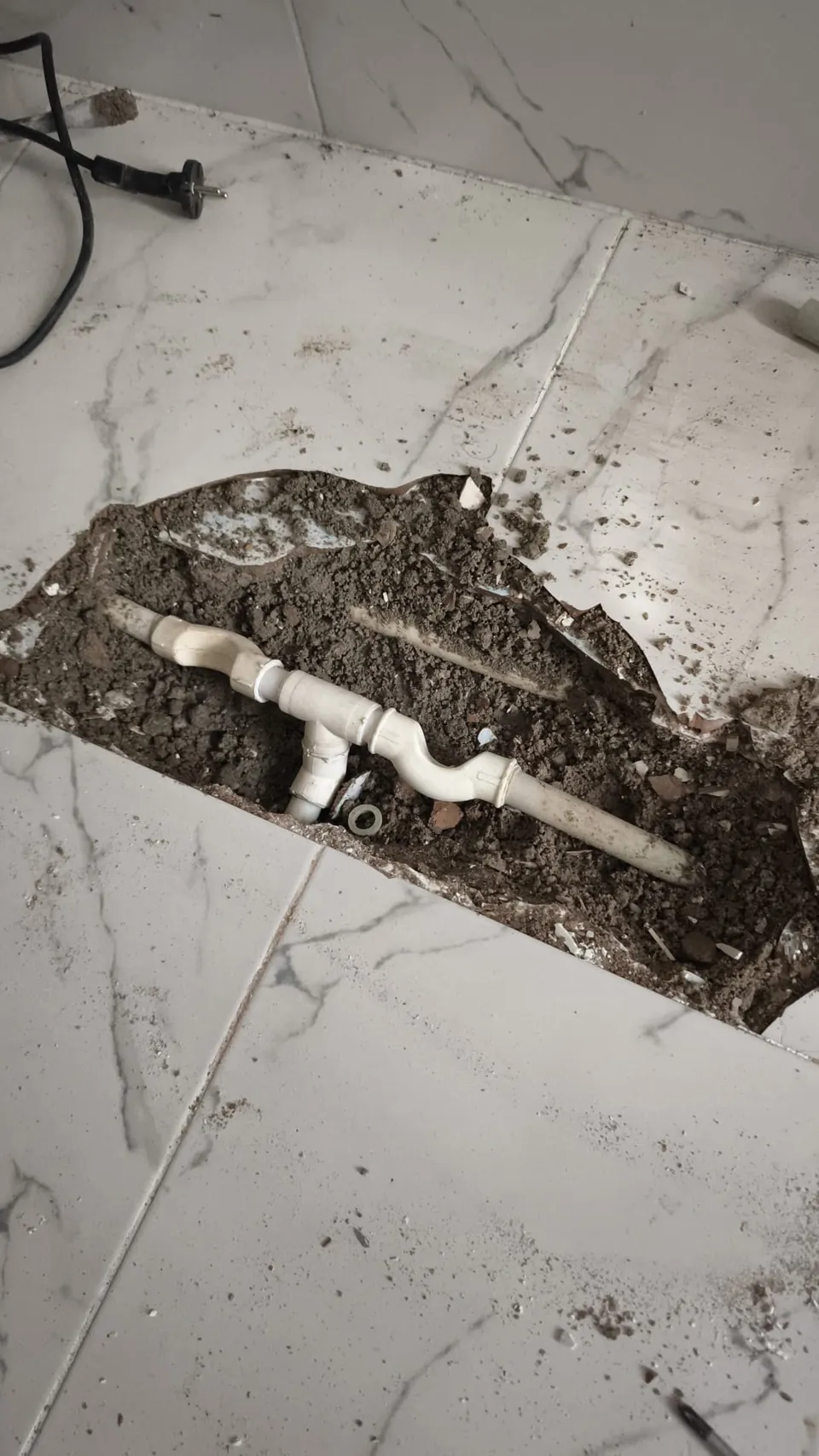 Banyo zemininde açılan çalışma alanındaki tesisat hattı