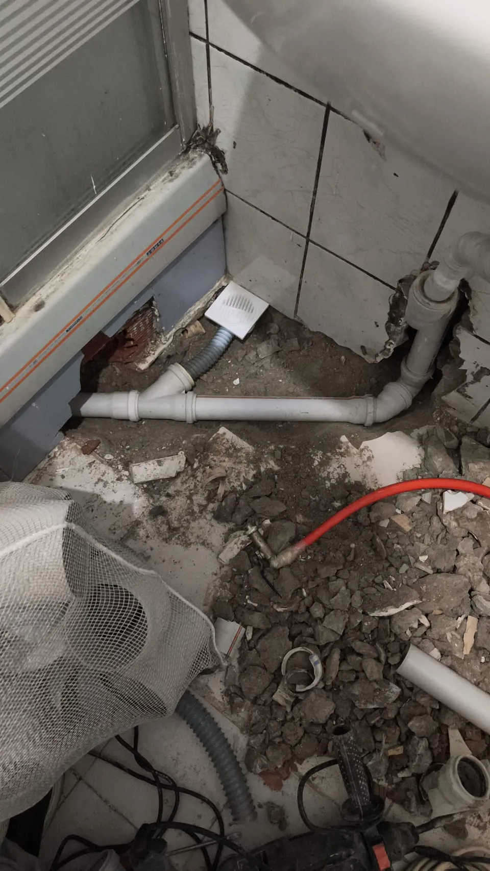 Duş alanında erişime açılmış atık su bağlantıları